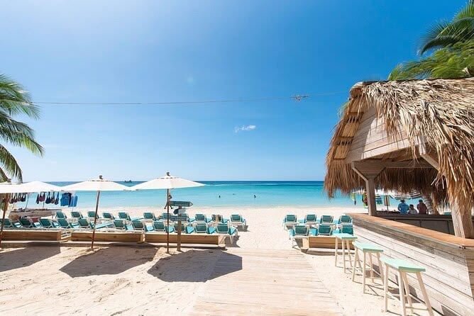 San Simón Beach Club Day Pass | Relax at One of Roatán’s Hidden Beach 